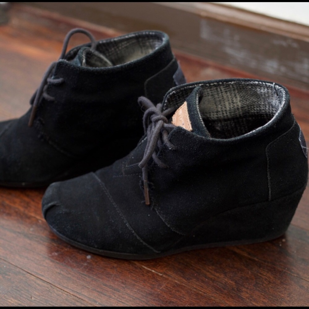 TOMS black wedges